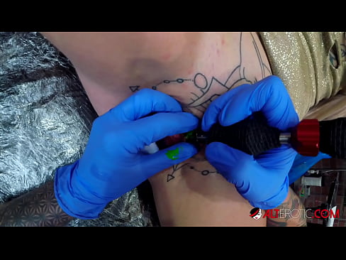 ❤️ Uiters getatoeëerde hottie Sully Savage het 'n tatoeëermerk op haar klitoris gekry ️ Sluts by porn af.porn-evooli.ru ☑